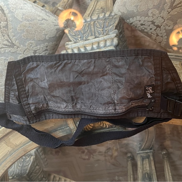 Eagle CreekBlack Monochrome Anti Pickpocket Anti Theft Waist Travel Famny  Pack - Picture 1 of 4